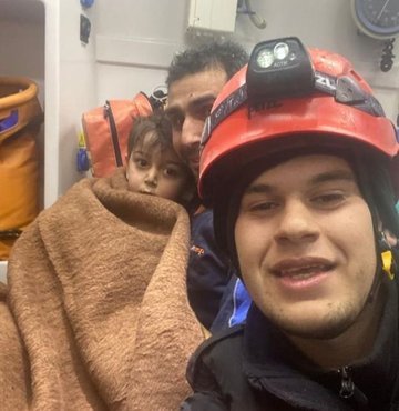 Kastamonu’dan Kahramanmaraş’a arama kurtarma çalışmalarına giden AFAD ekipleri, enkaz altında annesi ile sıkışan minik Sare’ye ulaşmaya çalıştığı sırada “Korkma, geldik” dedi. Bunun üzerine minik Sare, “Acele etmeyin, bir şeyimiz yok” şeklinde cevap verdi. Enkaz altında kurtarılmayı bekleyen Kevser de, kendi canını unutarak AFAD ekiplerine anne ve babasını arattırarak konuştu.