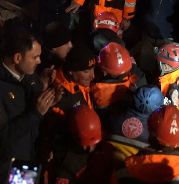 Bakan Kurum, depremzedenin enkaz altından kurtarılmasına tanıklık etti