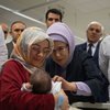 Emine Erdoğan'dan depremzede bebeklere ziyaret