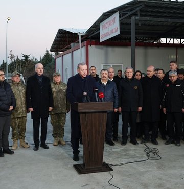 Cumhurbaşkanı Erdoğan, deprem bölgesinde açıklamalarda bulundu. Erdoğan açıklamasında şu ana kadar hayatını kaybedenlerin sayısının 14 bin 14