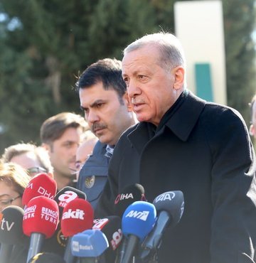 Cumhurbaşkanı Erdoğan, deprem bölgesinde açıklamalarda bulundu. Erdoğan, şu ana kadar hayatını kaybedenlerin sayısının 16 bin 170