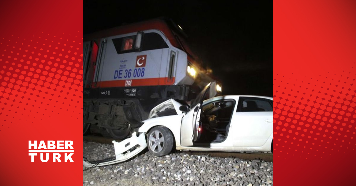 Uşak’ta yük treninin çarptığı otomobildeki 2 kişi yaralandı