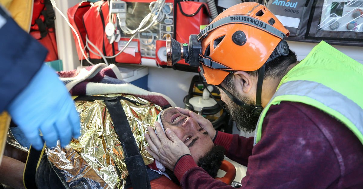 Depremzedeye sarılan gönüllü gözüne pansuman yaptırıp enkaza koştu