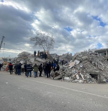 Asrın felaketi 10 ilimizi vurdu. Feci bir tablo ortaya çıktı. Depremin merkezi olan Kahramanmaraş’ta da yıkılan binalar nedeniyle binlerce kişi hayatını kaybetti. Peki acının merkezinin yaşandığı kente bağlı köylerde neler yaşanıyor? Habertürk köy muhtarlarına ulaştı