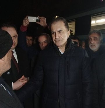 Kahramanmaraş depreminin ardından bazı yerlerde yağma olaylarının baş göstermesine tepkiler sürüyor. Olayla ilgili olarak AK Parti Sözcüsü Ömer Çelik, bir açıklama yaptı. Çelik, yağma olayları karşısında son derece acımasız olacaklarını belirterek, “Böyle bir felaket söz konusuyken bu yağma işine girişenleri uyarıyoruz. Hayatları boyunca utançla yaşarlar” dedi
