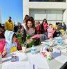 Antalya’da Muratpaşa Belediyesi’nin kente gelen depremzedelerin gıdadan giyime her türlü ihtiyacın karşılandığı merkezinde çocuklar için oyun alanı oluşturuldu. Çocuk gelişim uzmanları ve psikologların gözetimindeki oyun alanında çocuklar, rengarenk kalemlerle sağlam evler çizdi