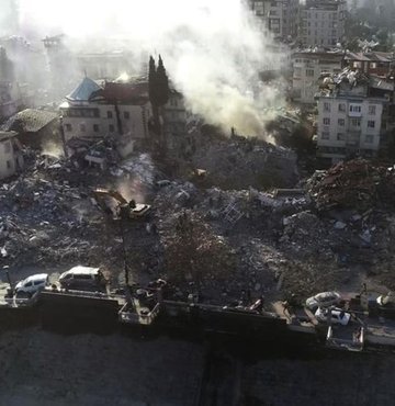 Adalet Bakanlığı depremin vurduğu illerde başsavcılıklara duyuru yaparak, "Deprem Suçları Soruşturma Büroları" kurumlarını istedi. Diğer yandan "Sorumlu olduğu tespit edilenler yönünden derhal gerekli soruşturma işlemler yapılacak, kaçma ve delil karatma ihtimaline binaen gerekli koruma tedbirlerine tereddütsüz alınacak" denildi