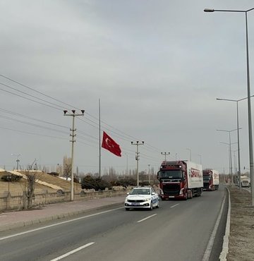 20 binden fazla can kaybına neden olan büyük deprem, Türkiye’yi tek yürek haline getirdiği gibi dayanışma sınırları aştı. İlk andan itibaren hem yardımlar hem de iyi dilek temennileri yapılırken Türkiye’nin zaman zaman anlaşmazlık yaşadığı ülkeler de desteğini eksik etmedi