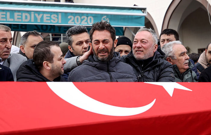 Özdemir'in eşi Ümit Özdemir, cenaze töreninde gözyaşlarına boğuldu.