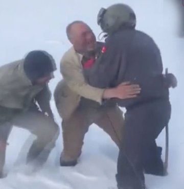 Depremin büyük hasara uğrattığı illerden biri olan Adıyaman’da, karşısında helikopterin içinden inen Mehmetçiği gören vatandaşın tepkileri duygu dolu anların yaşanmasına neden oldu. Vatandaşın askeri karşısında görünce sarılması ve el sallaması duygulandıran görüntüler ortaya çıkardı.