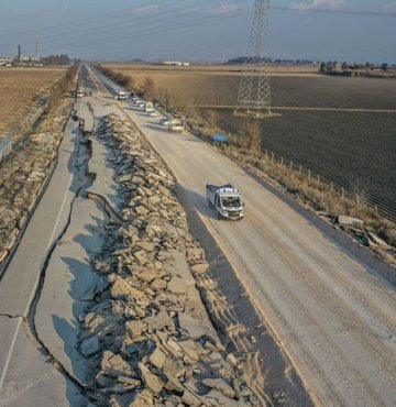 Kahramanmaraş merkezli, 10 ili etkileyen depremlerin ardından Antakya-Cilvegözü kara yolunda Demirköprü mevkisinde oluşan yarıklar, afetin boyutunu gözler önüne seriyor.