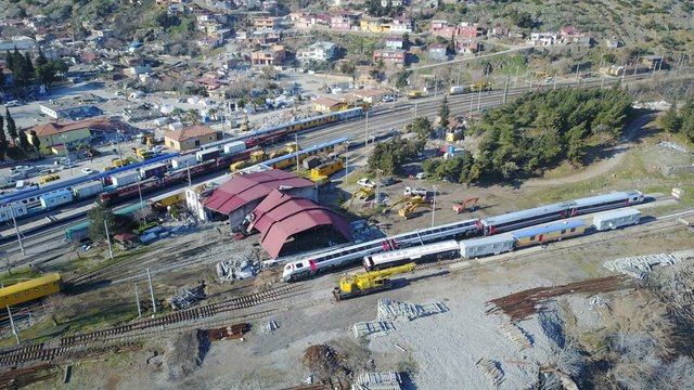 Gaziantep'te park halindeki trenler depremde devrildi