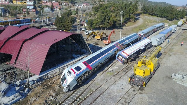 Gaziantep'te park halindeki trenler depremde devrildi
