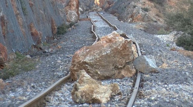 Gaziantep'te park halindeki trenler depremde devrildi