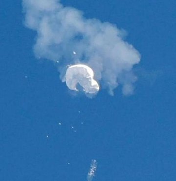 ABD, kısa bir süre içinde Kuzey Amerika üzerinde uçan dört cismi vurdu. İlki bir balondu, ancak diğerlerinin ne olduğu gizemini koruyor. Peki neler oluyor ve kim istihbarat topluyor?