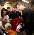 Galatasaray’ın eski futbolcusu Emre Aşık, depremzedelere destek amacıyla 2002 Dünya Kupası