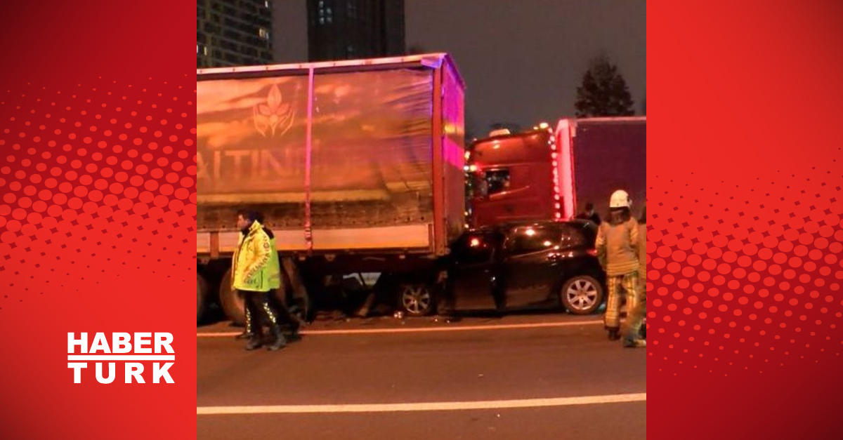 Bağcılar’da otomobil yol kenarındaki TIR’a çarptı: 5 yaralı