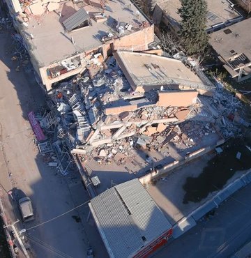 Felaketi yaşayan deprem bölgesi için yeni bir uyarı geldi. Ankara Üniversitesi Deprem Araştırma ve Uygulama Merkez Müdürü Prof.Dr. Bülent Kaypak, deprem bölgesinde artçı sarsıntıların 3 yıla kadar devam edebileceğini söyleyerek, "Yer yer 5