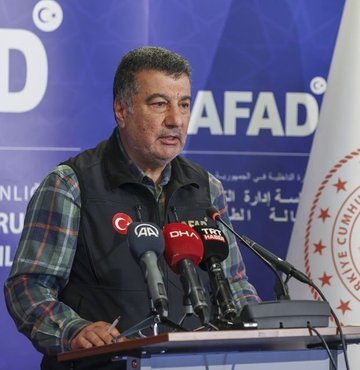 AFAD Deprem ve Risk Azaltma Genel Müdürü Orhan Tatar, "Bu deprem Anadolu coğrafyasının son 2 bin yılda yaşadığı en büyük deprem. Bu 2 depremin toplam etki süresi 2 dakikalık bir süreye yayılıyor. Derinliği ortalama 8.5 ile 10 kilometre" açıklamasında bulundu