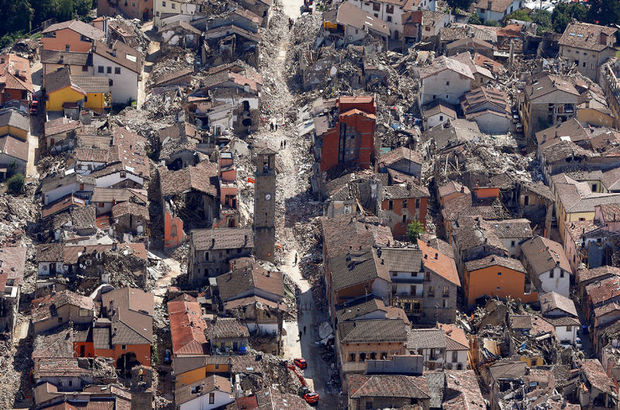 İtalya'da 2009'da meydana gelen deprem sonrası çok sayıda bina yıkıldı