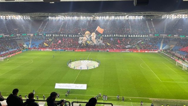 Trabzonspor - Basel maçında duygulandıran koreografi!