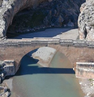 Tarihi Cendere Köprüsü depremde yıkılmadı