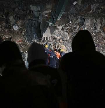 Deprem bölgelerinde yaşanabilecek sağlık problemleri ve enfeksiyon riskine karşı uyarılarda bulunan Enfeksiyon Hastalıkları ve Mikrobiyoloji Uzmanı Dr. Güler Delibalta, “Şehirlerde biriken çöpler, temiz su sağlanamaması, hijyen malzemelerinin yetersizliği ve depremzedelerin plansız, kalabalık gruplar halinde kamplarda barınmaları nedeniyle enfeksiyon hastalıkları meydana gelebilir. Bu tarz gelişen hastalıklar salgına zemin hazırlayabilir” dedi