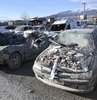 11 ili vuran deprem felaketinde otomobiller de büyük hasar gördü. Kimi enkaz altında kaldı, kiminin üzerine binalardan kopan parçalar düştü... Hasar gören araçlar bir fabrikanın bahçesine çekiliyor