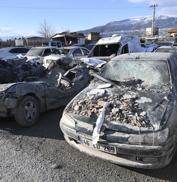 11 ili vuran deprem felaketinde otomobiller de büyük hasar gördü. Kimi enkaz altında kaldı, kiminin üzerine binalardan kopan parçalar düştü... Hasar gören araçlar bir fabrikanın bahçesine çekiliyor