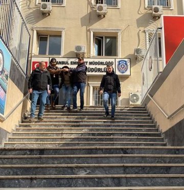 İstanbul Pendik’te bulunan Şahkulu Sultan Dergahı önünde deprem bölgesine yardım göndermek için yükleme yapan TIR