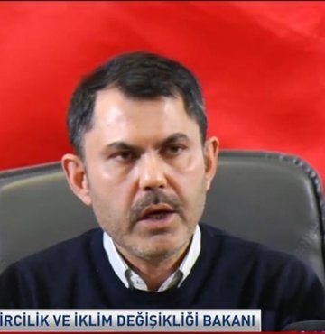 Çevre, Şehircilik ve İklim Değişikliği Bakanı Murat Kurum açıklamalarda bulundu. "7 gün 24 saat çalışarak söz verdiğimiz konutları inşa edeceğiz" diye konuşan Bakan Kurum, "10 ilimizde eş zamanlı cumhuriyet tarihimizin en büyük afet konut seferberliğini yürütüyoruz. İlgili tüm bakanlıklarımızla birlikte yürütüyoruz. Şehri en doğru en sağlam yere nasıl kurabiliriz istişare etmek, gerekli zemin etüdlerini yapmak suretiyle yeni yerleşim alanlarının kararlarını veriyoruz. 11 ilimizde eş zamanlı sürecimizi yürütüyoruz" ifadelerini kullandı