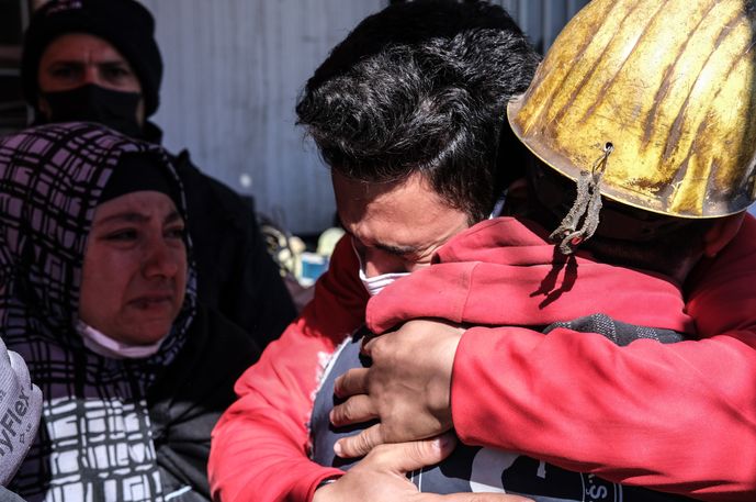 İHA'da yer alan habere göre Aleyna'nın yakınları 11 gündür ara vermeden çalışan madencilere sarılıp gözyaşı dökerken, genç kızın enkaz altındaki kardeşinin de kurtarma çalışmasına devam ediliyor. Depremzede yakınlarının teşekkür edip dua ettiği bir madencinin, "Beni katma, hepimiz buradayız. 'Allah'tan ümit kesilmez' dedik. Biz çalışmaya devam edelim" sözleri de herkesi duygulandırdı