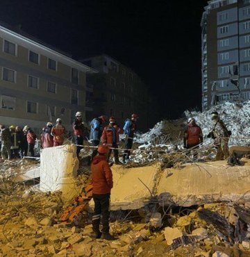 Depremin 261. saatinde iki kişi daha kurtarıldı