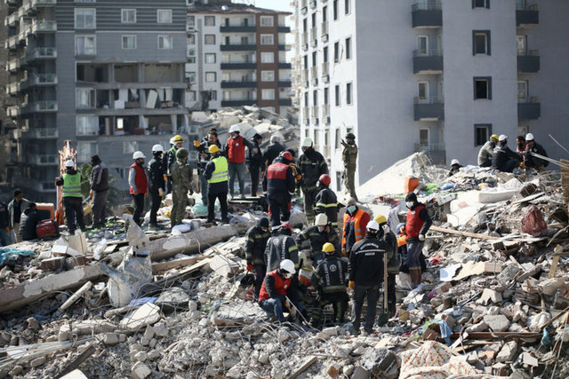 Atsu'nun yakınları umutla bekliyor: Onu sağ bulacağımıza inanıyorum