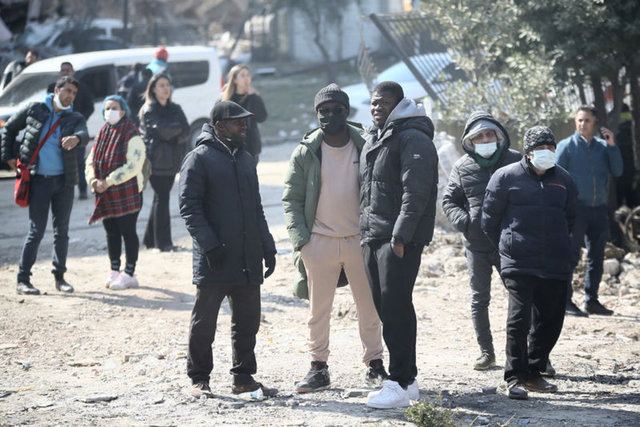 Atsu'nun yakınları umutla bekliyor: Onu sağ bulacağımıza inanıyorum