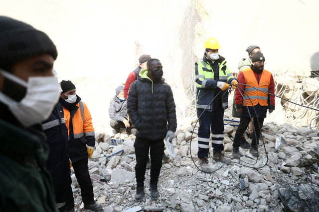 Atsu'nun yakınları umutla bekliyor: Onu sağ bulacağımıza inanıyorum