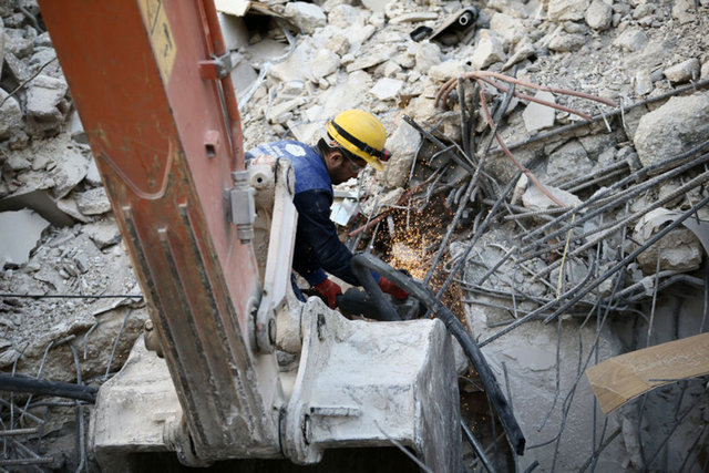 Atsu'nun yakınları umutla bekliyor: Onu sağ bulacağımıza inanıyorum