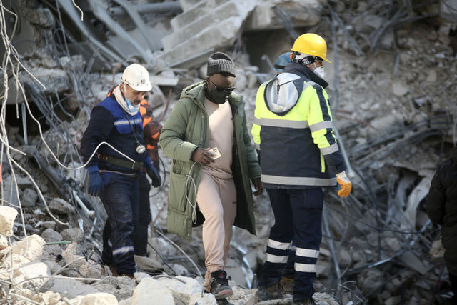 Atsu'nun yakınları umutla bekliyor: Onu sağ bulacağımıza inanıyorum