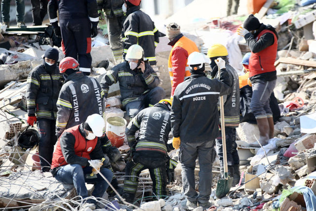 Atsu'nun yakınları umutla bekliyor: Onu sağ bulacağımıza inanıyorum