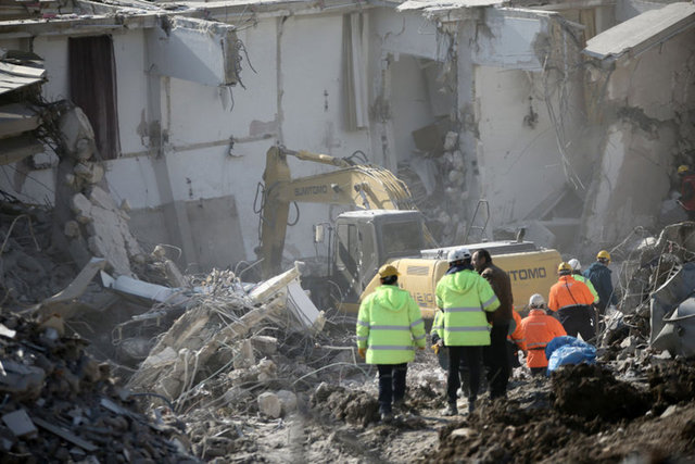 Atsu'nun yakınları umutla bekliyor: Onu sağ bulacağımıza inanıyorum