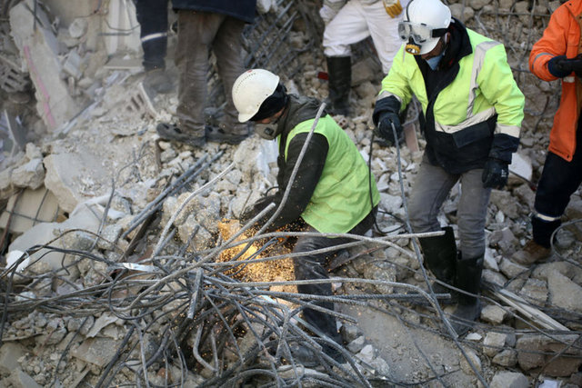 Atsu'nun yakınları umutla bekliyor: Onu sağ bulacağımıza inanıyorum