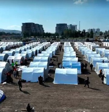 Deprem yaralarını sarmaya başlamak için zaman kaybetme lüksümüz yok. Büyük acılar çeken, yakınlarını kaybedip evsiz kalan depremzedeler için “çözüm” değil “doğru çözüm” ihtiyacı içindeyiz. Halk Sağlığı Uzmanı Prof. Dr. Çağatay Güler’in şu uyarısına kulak verelim: Doğru önlemler alınmaz ve yapılması gerekenler kuralına uygun gerçekleşmezse ilk afetten daha vahim sonuçları olan afetler zinciriyle karşı karşıya kalabiliriz.” İşte yeni yaşam alanları olacak çadır kentlerle ilgili çok uyarılar ve dikkate alınması gereken bilimsel bilgiler. Habertürk Sağlık Yazarı Ceyda Erenoğlu’nun haberi