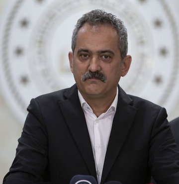 Milli Eğitim Bakanı Mahmut Özer: Şu anda 465 bin vatandaşımıza barınma imkanı sağlıyorız. Pazartesi 71 ilde eğitime başlıyoruz. 10 ilde eğitime ne zaman başlanacağını salı günü açıklayacağız. Şu ana kadar 35 bin 24 öğrenci diğer illerde nakillerini aldırdı. Artık milli eğitim bakanlığı tüm imkanlarla yurtlara gelip öğrenci nakillerini otomatik olarak alacak. Deprem bölgesindeki 8