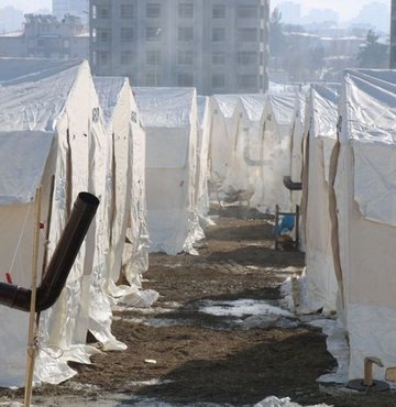 Bilkent Şehir Hastanesi Nöroloji Ortopedi Hastanesi Enfeksiyon Klinik Şefi Prof. Dr. Rahmet Güner, afet bölgesindeki vatandaşların salgın hastalıklara karşı pet şişelerdeki güvenilir suların tüketmesinin çok önemli olduğunu belirtti