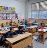 Kahramanmaraş depremleri nedeniyle içinde bulunduğumuz zor dönemde çocuklar ve aileleri kadar öğretmenlerin de kaygılı olduğunu belirten uzmanlar, ilk derste konu öğretimine başlamak yerine çocukların yaşadıklarını ve hissettiklerini dinlemenin çok daha uygun olacağını ifade ediyor. Öğretmenlerin amacının travmayı iyileştirmek değil, şefkatli, kapsayıcı ve güvenli bir yaklaşımda bulunmak olduğunu hatırlatan Uzman Klinik Psikolog Elvin Akı Konuk, yaşadıklarını konuşarak ifade etmek istemeyen öğrencilerin çizerek ya da yazarak anlatmasına imkân verilmesi gerektiğini söyledi