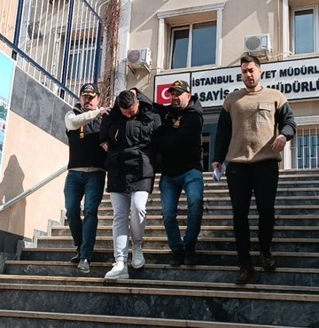 Kahramanmaraş merkezli depremlerin ardından yaşanan yağma ve nitelikli dolandırıcılık olaylarına ilişkin soruşturmalar devam ediyor. Deprem bölgesinde yaşanan yeni dolandırıcılık yöntemine “Sahte doktor” olayı da eklendi. 29 yaşındaki N.E., Hatay’da depremzede ve gönüllü yardımseverlere kendini doktor olarak tanıttı. N.E., depremzedelere yardım bahanesiyle, güvenini kazandığı gönüllü yardımseverleri dolandırdı. İstanbul polisi tarafından düzenlenen operasyonla yakalandı. Cep telefonundan doktor kılığındaki görüntüleri ortaya çıktı. Antakya