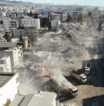 AFAD Başkanı Yunus Sezer, Kahramanmaraş merkezli depremlerde 40 bin 642 kişinin hayatını kaybettiğini bildirdi. Sezer, "40 bin 642 vatandaşımız hayatını kaybetmiş durumda. Arama kurtarma çalışmaları yarın akşam itibari ile büyük oranda sonlandırılmış olacak. Hatay genelinde büyük bir yoğunlaşma var, 13 bine yakın arama kurtarma personelimiz orada görev yapıyor" dedi. 