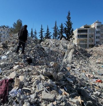 Doğal afetlerin çocuklarda duygusal olarak korku, kaygı, öfke, suçluluk, üzüntü gibi hislere neden olabildiğini söyleyen Dr. Hande Tanal, "Deprem sonrası çocuklarda; dikkat eksikliği, uyku bozuklukları, yeme bozuklukları, aşırı hareketlilik, huzursuzluk, odaklanamama gözlenebilir. Parmak emme, bebeksi davranışlar, tırnak yeme gibi davranışlar gözlenebilir. Organik bir nedeni olmayan baş ağrısı, baş dönmesi, mide bulantısı, karın ağrısı gibi belirtiler görülebilir. Ekran başında izlenen bazı görüntüler çocukları olumsuz etkileyebilir. Çocuğun korku ve endişesini artırabilir. Bu nedenle çocuklarla deprem hakkında konuşulmalı ancak depremle ilgili içeriği denetlenemeyen haberlere ve görüntülere maruz kalmaya engel olunmalıdır. Onlara açık ve net bilgiler vererek güven ortamı oluşturulmalıdır" dedi