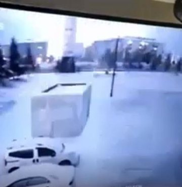 AFAD Deprem ve Risk Azaltma Genel Müdürü Orhan Tatar, deprem esnasında çıkan ışıklarla ilgili açıklamada bulundu. Tatar, "8-9 kilometre derinlikte yer kabuğu bir fay boyunca kırılıyor ve bu kırılma bir sürtünme düzlemi boyunca meydana geliyor. Dolayısıyla bu kadar büyük bir sürtünme etkisiyle bu fayın kırıldığı hat boyunca çok şiddetli şekilde şimşek çakmasına benzer yoğun bir ışık kütlesinin oluşması son derece olağandır" ifadelerini kullandı 