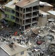 Kahramanmaraş’ta 6 Şubat’ta meydana gelen deprem nedeniyle hayatını kaybedenlerin sayısı artmaya devam ediyor. Türkiye’nin dört bir yanındaki hastanelere kaldırılan yaralıların tedavisi de sürüyor. Sigortalı çalışması olup depremde hayatını kaybedenlerden, koşulları yerine getirenlerin eş ve çocuklarına ölüm aylığı, sakat kalanlara da malûl aylığı bağlanacak. 2011 yılındaki Van depremi dolayısıyla ölüm aylığı ve malûl aylığı koşulları bir defaya mahsus kolaylaştırılmıştı. Beklenti, Kapramanmaraş depremzedeleri için de benzer bir kolaylık sağlanması yönünde. Habertürk’ten Ahmet Kıvanç’ın haberi